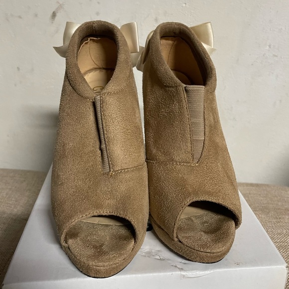 Cinderella of Boston tan suede heels with peep toe and bow detail 3W - Picture 3 of 6